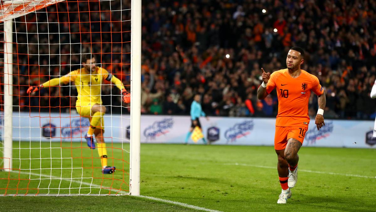 VOLKSKRANT: "Das wiedergeborene Oranje besiegt mit Herz Weltmeister Frankreich (2:0). Als ob es aus einer Quelle Selbstvertrauen getrunken hätte, so spielt sich Bondscoach Ronald Koemans Oranje in den Status eines entstehenden Topteams. Als allererstes bilden die Niederlande wieder eine Mannschaft, die das Volk anrührt, die Sympathie anstelle von Langeweile und Verdruss hervorruft."
