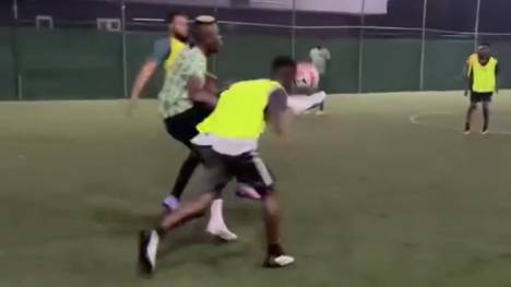 Victor Osimhen ist einer der begehrtesten Spieler in dieser Sommerpause. Im Urlaub in Lagos zeigt der 24-Jährige, warum so viele Vereine heiß auf ihn sind.
