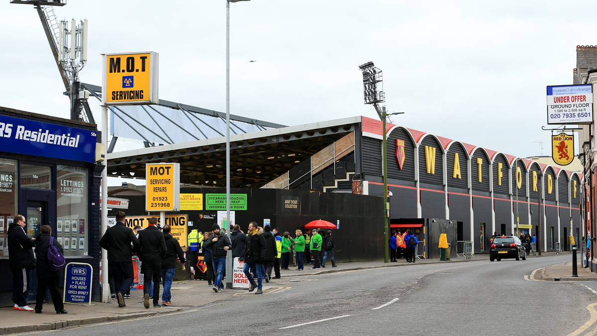 Nur zwei Jahre später konnte der Verein das Stadion für 7,6 Millionen Pfund zurückkaufen. Einen wesentlichen Anteil daran hatte auch Sänger Elton John. Der frühere Klubbesitzer spendete die kompletten Einnahmen eines Konzertes in "The Vic"