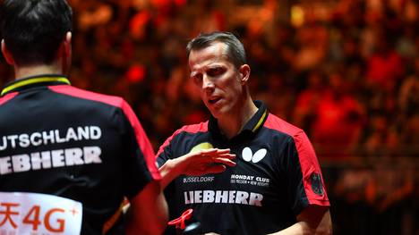 Jörg Rosskopf (r.) ermuntert die Tischtennis-Stars wie Timo Boll (l.) zum Protest