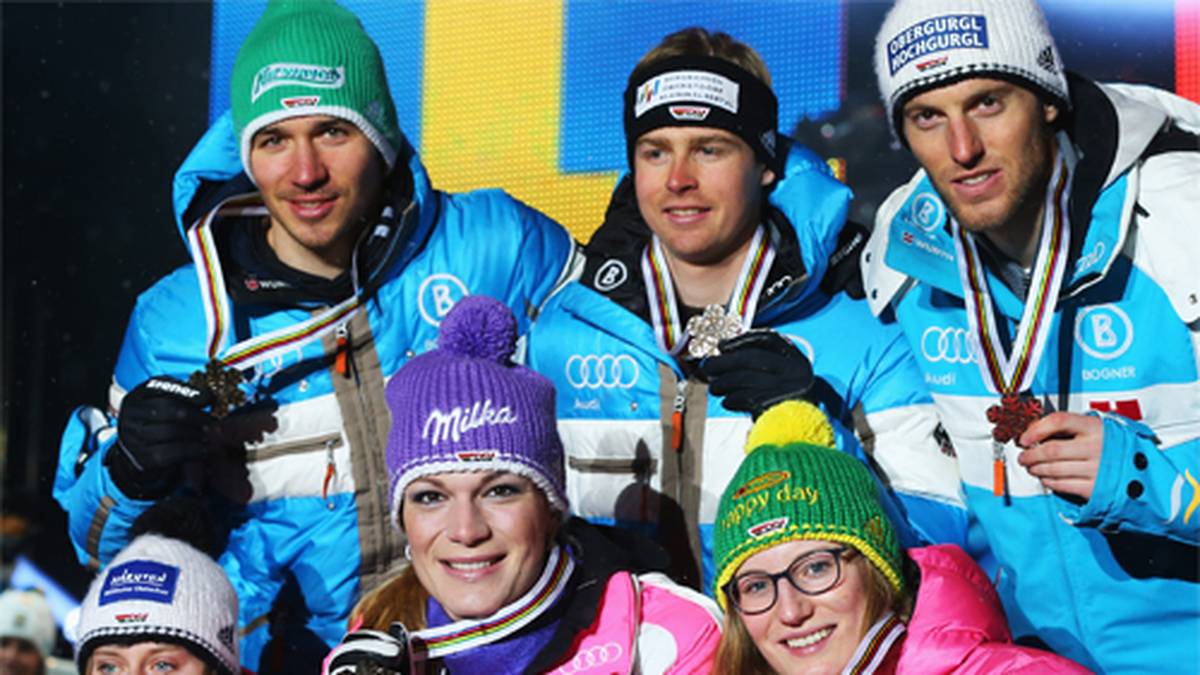 Wenige Tage später gewinnt sie trotz eines Sturzes mit dem DSV-Team um Felix Neureuther (l.) die Bronzemedaille