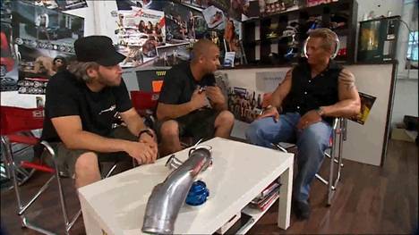 Passend zur Optik des Zuschauerkandidaten Marco machen sich die PS Profis auf die Suche nach einem richtigen Männerauto! Für 5000 Euro will Marco einen gestandenen allradgetriebenen Geländewagen. Das Kontrastprogramm gibt es dagegen bei Sid - er motzt den PS Profis-unwürdigen Kombi des Malermeisters auf.