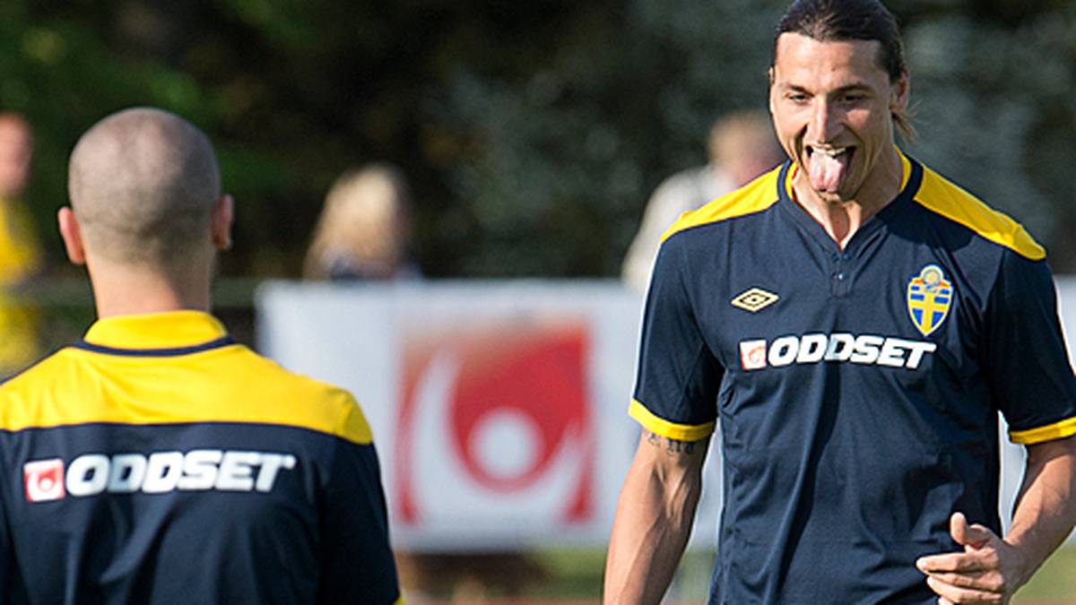 Und weil es so gut läuft, betätigt sich Zlatan auch in anderen Berufsfeldern: Mit einem Kumpel streift Ibra durch das Rotlichtviertel Malmös, gibt sich als Zivilpolizist aus und droht Freiern mit einer Haftsstrafe. Dumm nur, dass die echte Polizei den Stürmer erwischt und die ganze Geschichte publik wird...
                  
                  
                  
                  