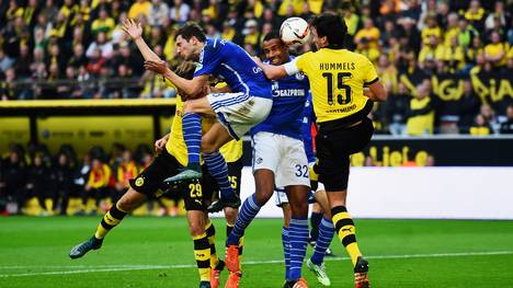 Mats Hummels (r.) hat gegen Schalke 04 die meisten Ballkontakte auf dem Platz