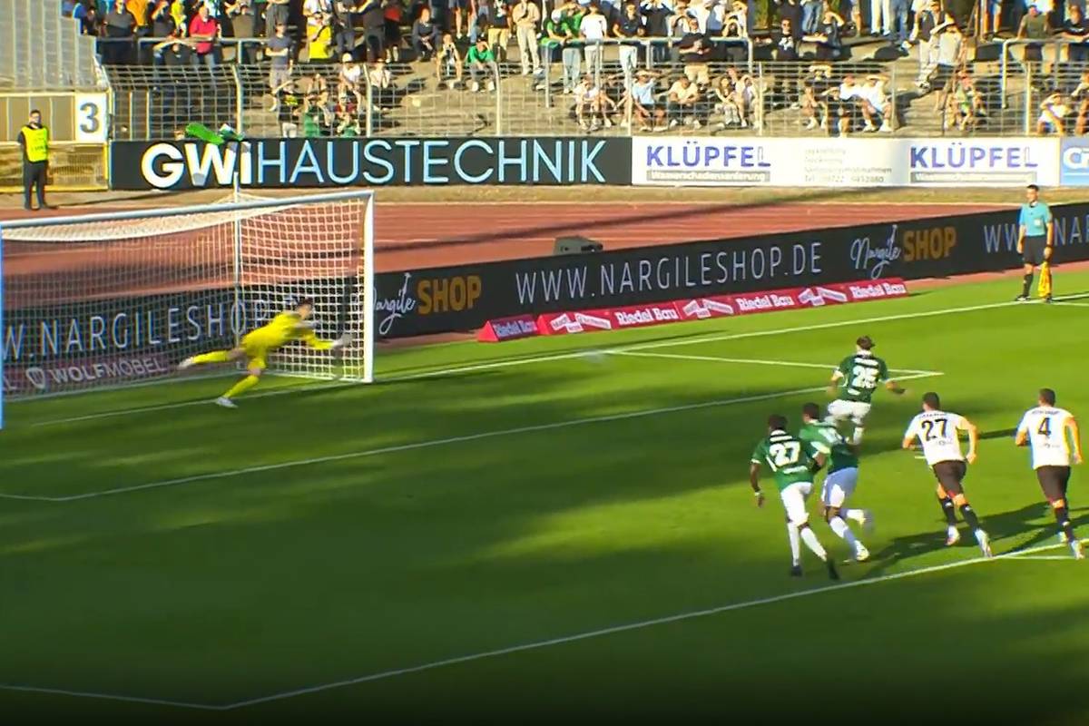 Wehen Wiesbaden gewinnt in Schweinfurt knapp mit 1:0. Torhüter Florian Stritzel wird ganz spät zum Helden.