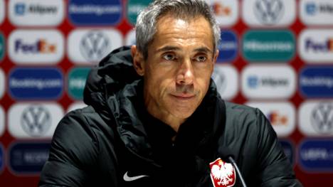 Der polnische Nationaltrainer Paulo Sousa will seinen Job hinschmeißen und nach Brasilien gehen. Doch der polnische Verband verweigert der BVB-Legende die Freigabe.