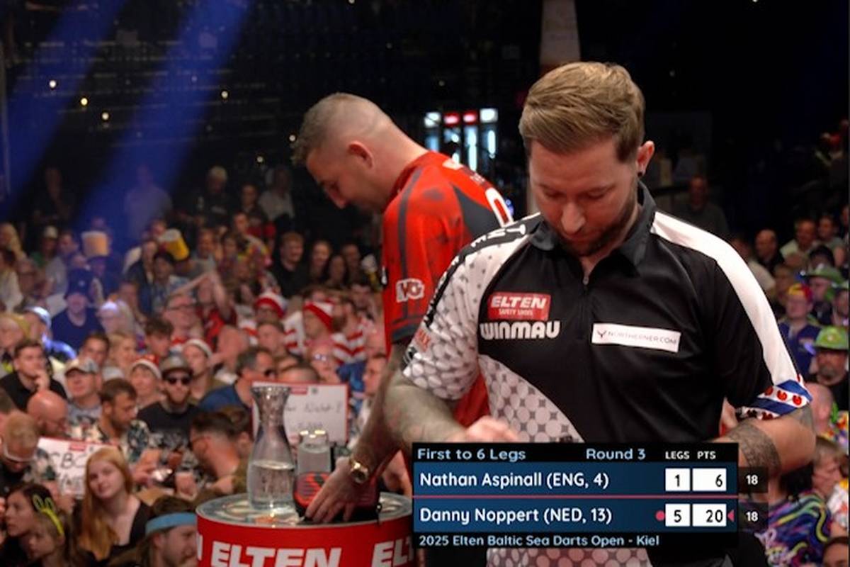 Danny Noppert gewinnt gegen Nathan Aspinall im Achtelfinale der Baltic Sea Darts Open und zieht ins Viertelfinale ein. Kuriose Szene im siebten Leg, als Aspinall seine Darts schon wegpackt und das Spiel aufgibt.
