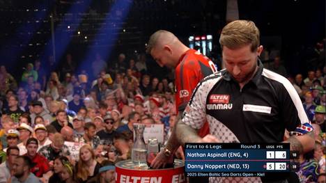 Danny Noppert gewinnt gegen Nathan Aspinall im Achtelfinale der Baltic Sea Darts Open und zieht ins Viertelfinale ein. Kuriose Szene im siebten Leg, als Aspinall seine Darts schon wegpackt und das Spiel aufgibt.