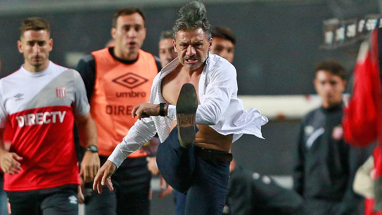 Coach zerreißt Hemd aus Wut