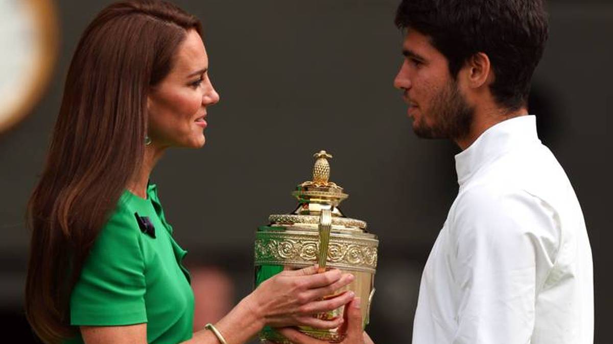 Prinzessin Catherine übergab Carlos Alcaraz nach dem Wimbledon-Triumph dem Pokal