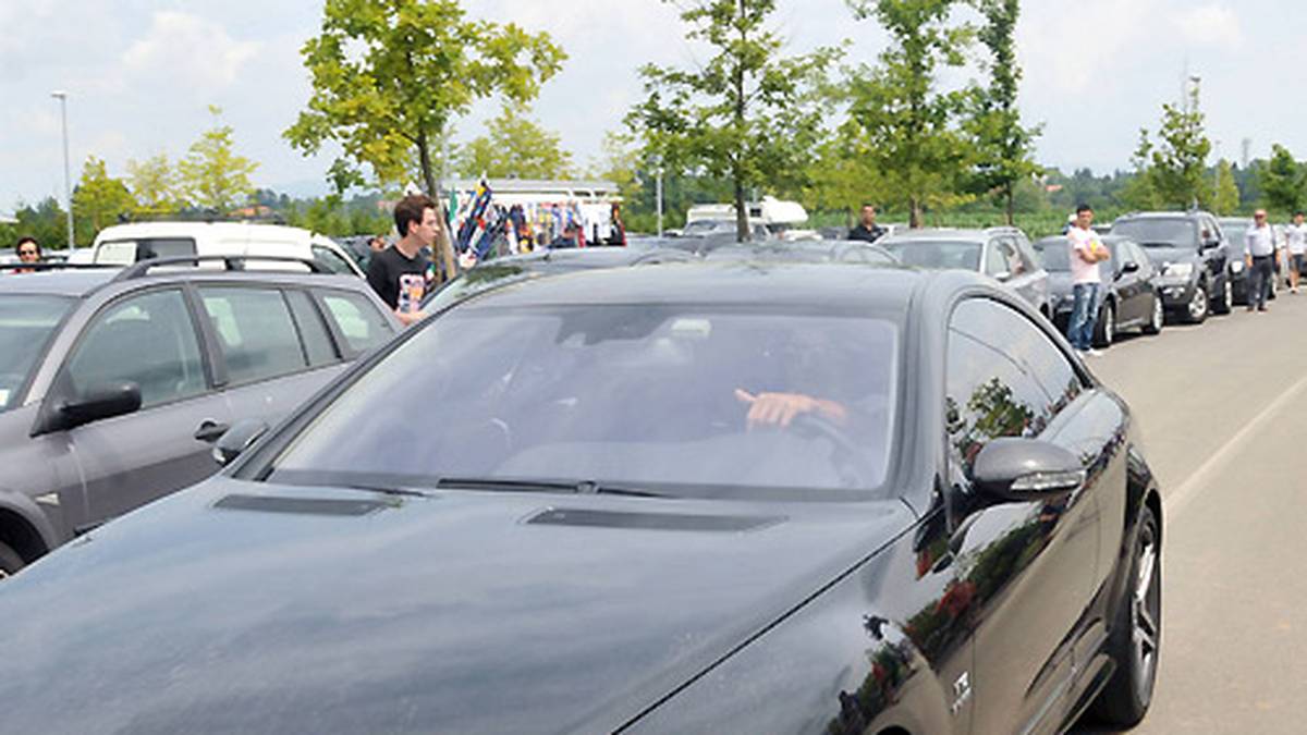 Privat darf es bei dem Exzentriker gern etwas ausgefallener sein. Im Trainingslager von Inter Mailand fährt Ibrahimovic einst im schicken Mercedes vor
                  
                  
                  
                  