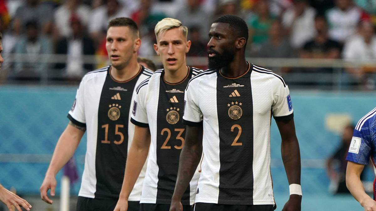 Die deutsche Nationalelf blamiert sich beim WM-Auftakt gegen Japan. Im Zentrum der Kritik steht unter anderem Nico Schlotterbeck.