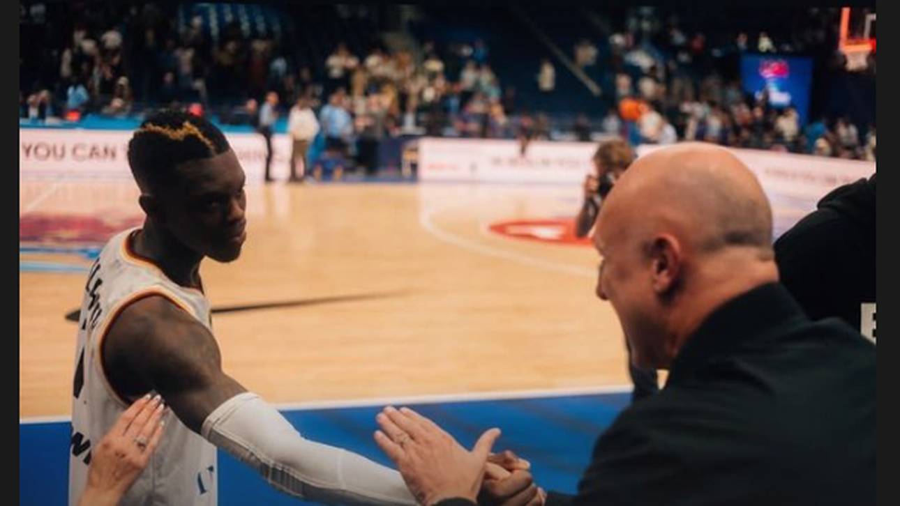 Dennis Schröder (l.) versöhnt sich öffentlich mit Frank Buschmann (r.)