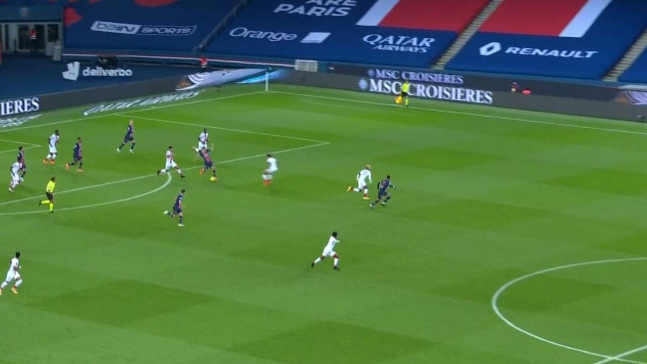 PSG schnappt sich Platz eins
