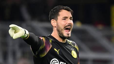 Dortmund's Swiss goalkeeper Roman Buerki gestures during the German first division Bundesliga football match BVB Borussia Dortmund v Borussia Moenchengladbach in Dortmund, western Germany on October 19, 2019. (Photo by Ina FASSBENDER / AFP) / RESTRICTIONS: DFL REGULATIONS PROHIBIT ANY USE OF PHOTOGRAPHS AS IMAGE SEQUENCES AND/OR QUASI-VIDEO (Photo by INA FASSBENDER/AFP via Getty Images)