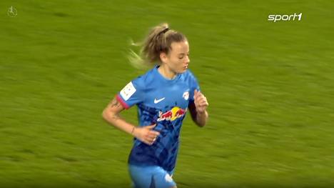 Beim Topspiel der Frauen-Bundesliga grüßt Co-Kommentator Maik Franz den SPORT1 Experten Mario Basler. Anlass ist eine freche Aktion von Leipzigs Jenny Hipp.