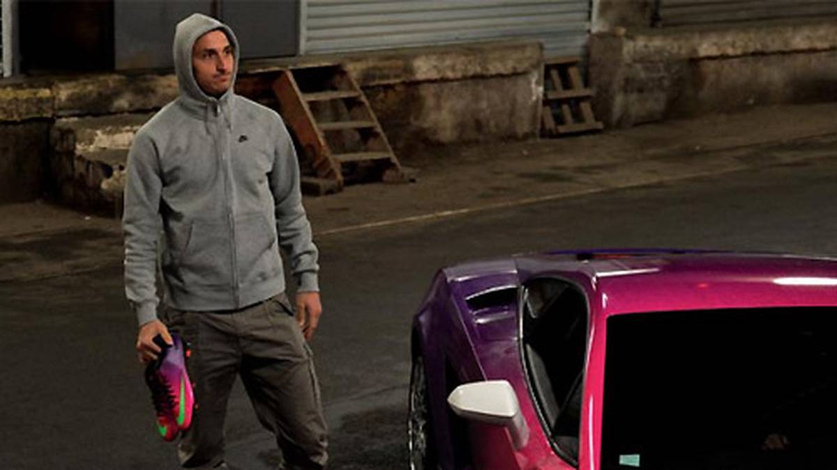 Noch nicht ausgefallen genug? Für Werbezwecke lässt sich "Ibrakadabra" neben einem pinken Lamborghini ablichten. (Copyright: facebook.com/ZlatanIbrahimovic)
                  
                  
                  
                  