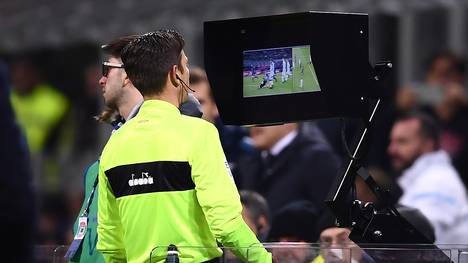 So schauen sich die Schiedsrichter in der Serie A eine strittige Szene nochmal am Spielfeldrand an