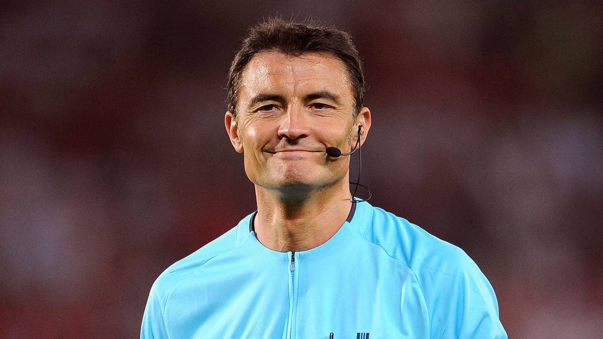 Platz 9: Manuel Mejuto Gonzalez (Spanien)                                                                          Bei einem Spiel zwischen Real Zaragoza und dem FC Barcelona hob Linienrichter Rafael Guerrero nach einem Gerangel die Fahne und zeigte einen Platzverweis an. Auf Nachfrage von Schiedsrichter Manuel Mejuto Gonzalez wusste der Assistent jedoch nicht mehr, welcher Spieler der Übeltäter war. Das brachte Gonzalez so auf die Palme, dass er sich zu einem "no me jodas, Rafa" zu Deutsch "Fick nicht mit mir, Rafa" hinreisen ließ