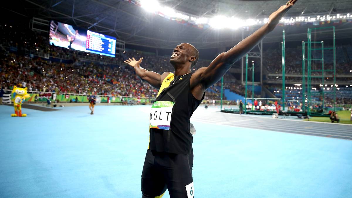 Anschließend lässt sich Bolt von den Zuschauern feiern....