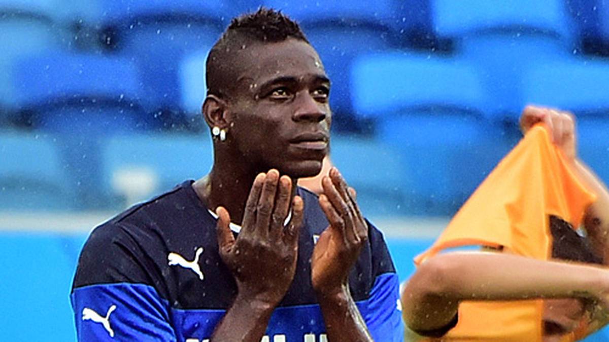 Mario Balotelli steht kurz vor einer Unterschrift beim FC Liverpool. Mit den häufigen Skandalen und Disziplinlosigkeiten des Stürmers soll aber offenbar Schluss sein. Englische Medien berichten, dass Liverpools Teammanager Brendan Rodgers Klauseln in Balotellis Vertrag schreiben möchte, die den italienischen "Bad Boy" zähmen sollen
                  
                  