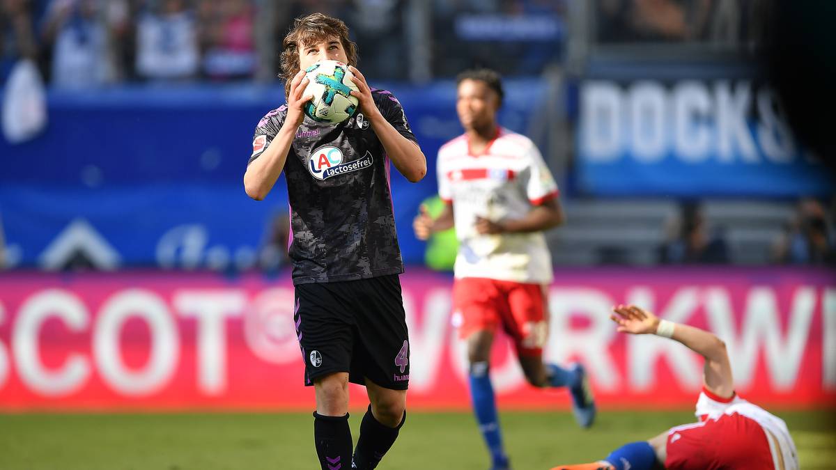 Söyüncü kann es nicht glauben, dann schüttelt er dem Unparteiischen die Hand, klatscht Applaus und verlässt den Platz