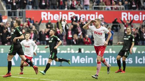 2. Bundesliga: Simon Terodde (2.v.r.) traf für den 1. FC Köln gegen Greuther Fürth per Elfmeter