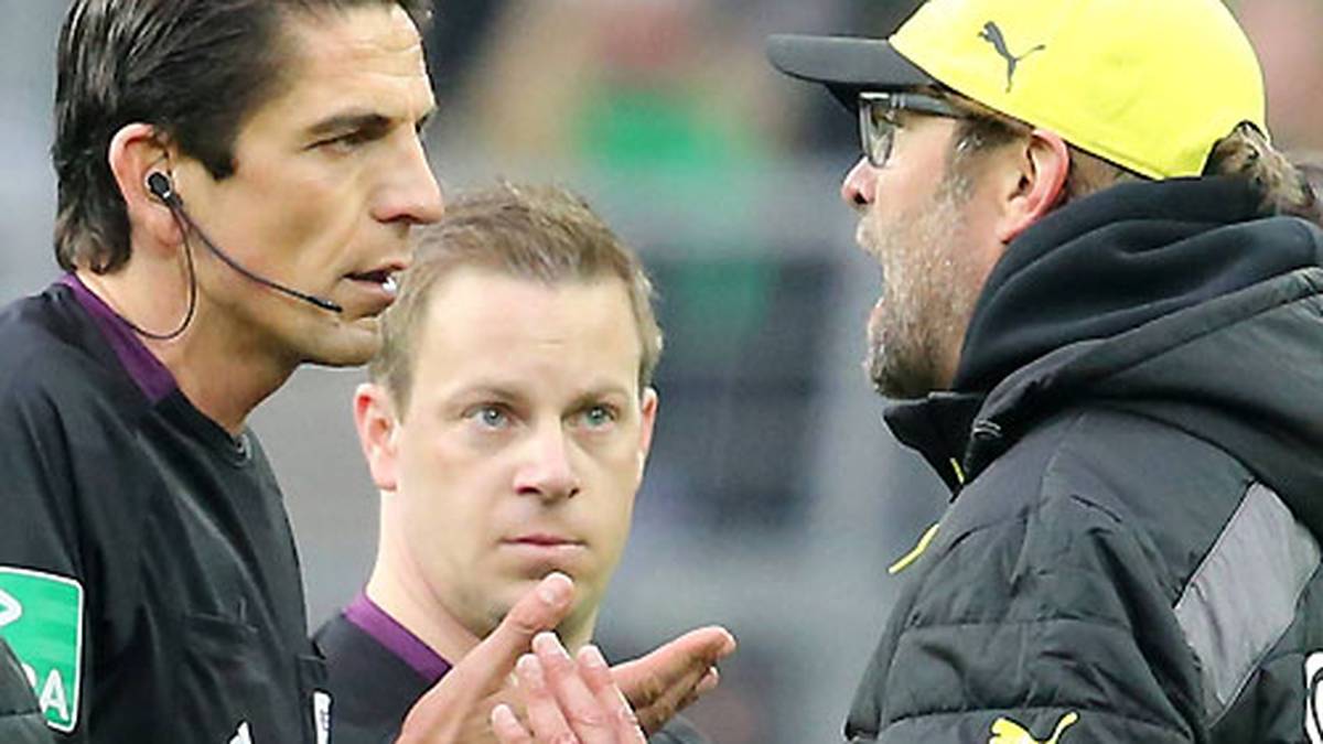 MÄRZ 2014: In der Nachspielzeit der 1:2-Niederlage gegen Borussia Mönchengladbach rennt Klopp zum Vierten Schiedsrichter und schreit ihn an. Referee Deniz Aytekin verbannt den Wiederholungstäter auf die Tribüne, später muss Klopp 10.000 Euro Strafe zahlen