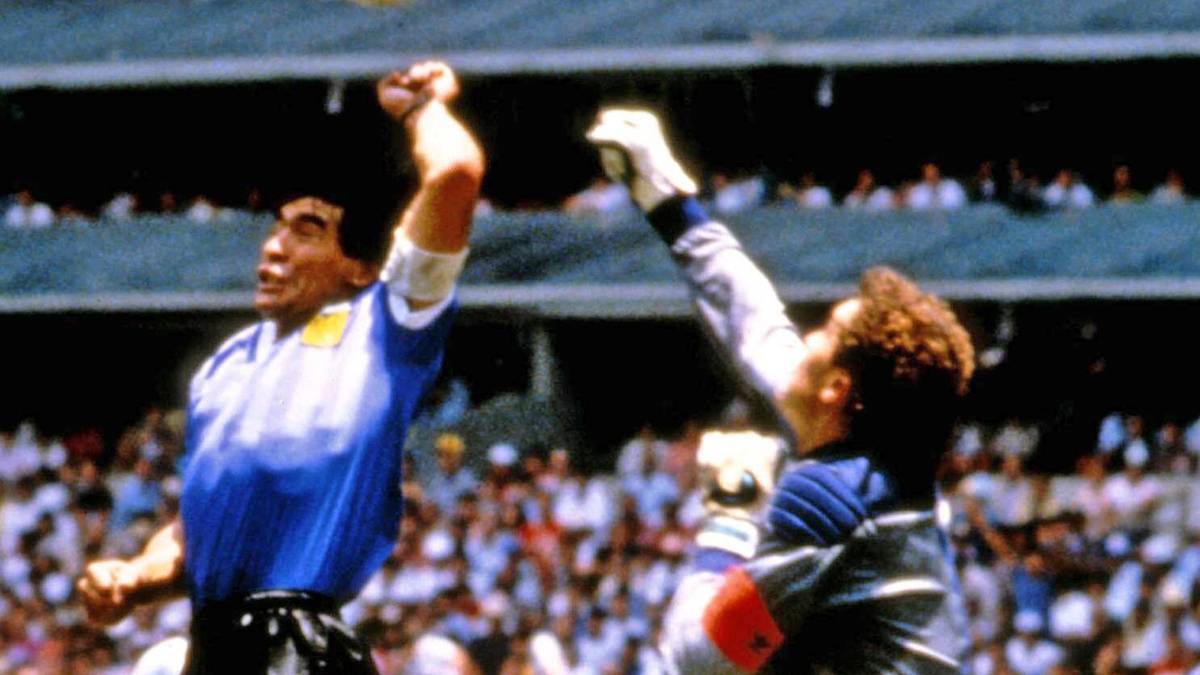 PLATZ 5 - ARGENTINIEN (WM 1986): Maradona, die Zweite. "Es war ein bisschen die Hand Gottes und ein bisschen Maradonas Kopf", sagte der Fußballkünstler nach seinem Tor gegen England im Viertelfinale der WM 1986 - eine Legende war geboren