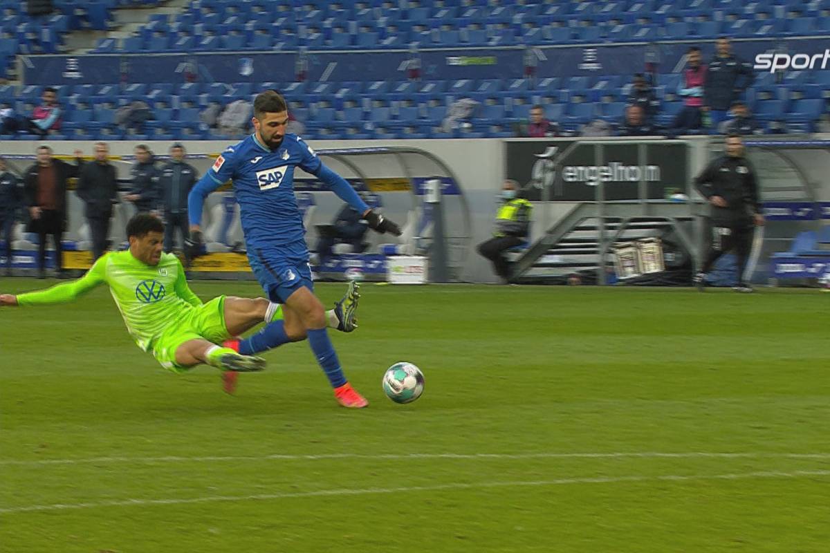 6. März 2021: Hoffenheims Munas Dabbur läuft in der Nachspielzeit auf das leere Wolfsburger Tor zu - und wird von Paulo Otavio abgegrätscht. Ein Foul, das für ein großes Echo sorgte.