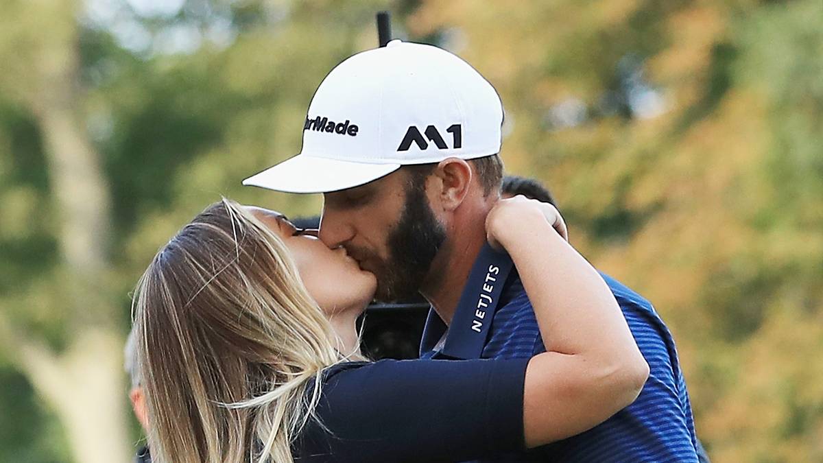 Bei Johnsons Turniersieg im August 2017 beim "The Norhern Trust" ist seine Verlobte die erste Gratulantin