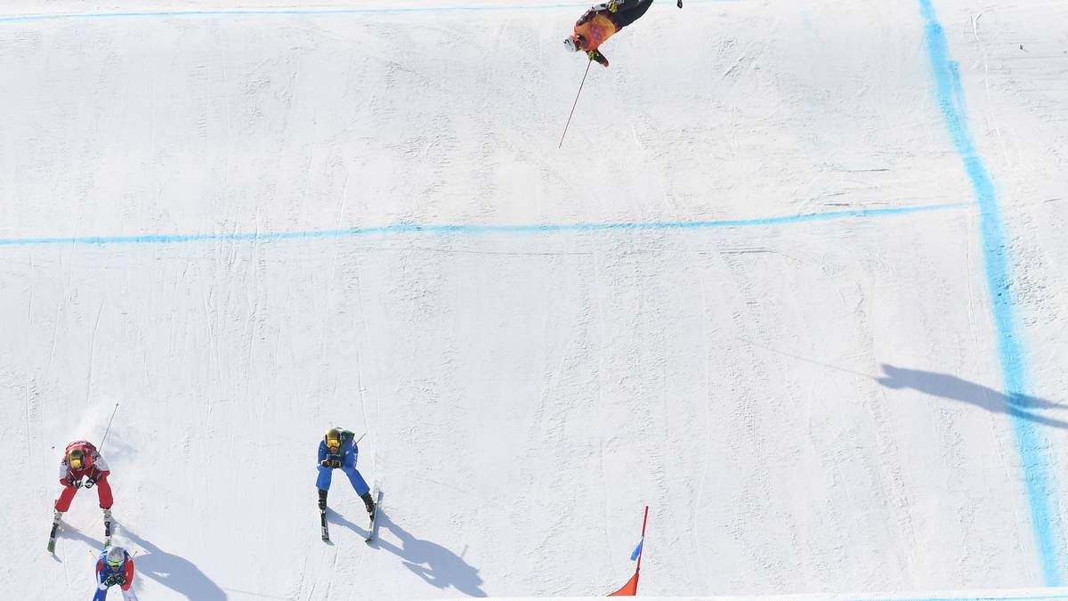 FLOP - HALSBRECHERISCHER KURS. Der Schockmoment der Spiele passiert beim Skicross. Chris Del Bosco fliegt - 40 Meter weit und sechs Meter hoch - völlig unkontrolliert durch die Luft, der Aufprall zerschmettert ihm das Becken