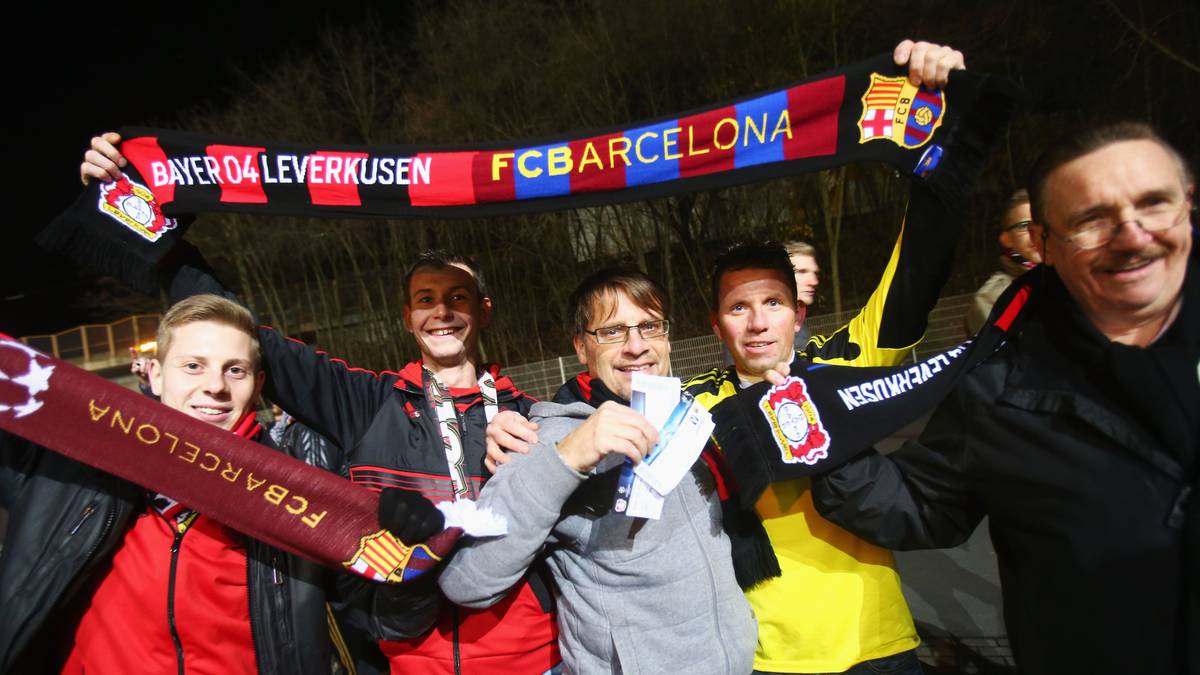 Wie es ausgeht: Die Fans beider Klubs haben auch so ihren Spaß. Ein Prosit auf die deutsch-spanische Freundschaft