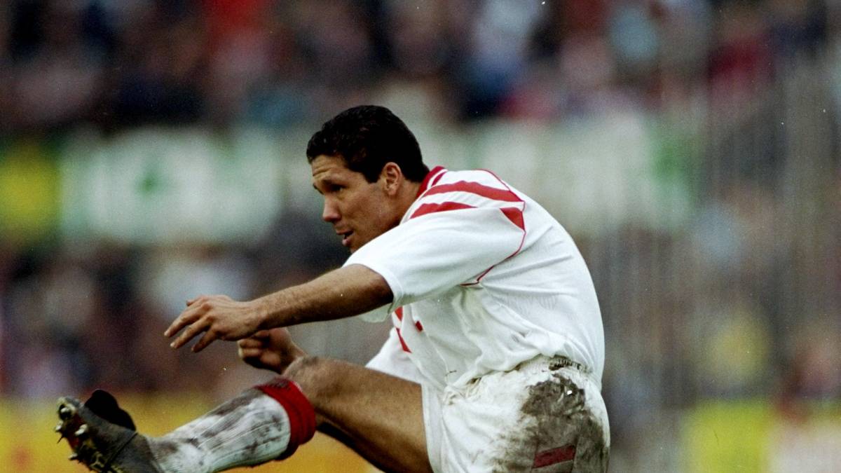 1990 wagt der junge defensive Mittelfeldspieler den Sprung nach Europa. Simeone unterschreibt beim italienischen Erstliga-Aufsteiger SC Pisa einen Vertrag, wo er zwei Jahre bleibt und dann zum FC Sevilla wechselt