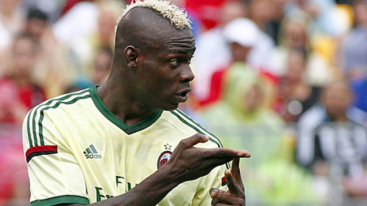 Fällt Balotelli auf oder neben dem Platz erneut negativ auf, würde dies künftig empfindliche Strafen nach sich ziehen. SPORT1 zeigt die größten Skandale des Angreifers
                  
                  