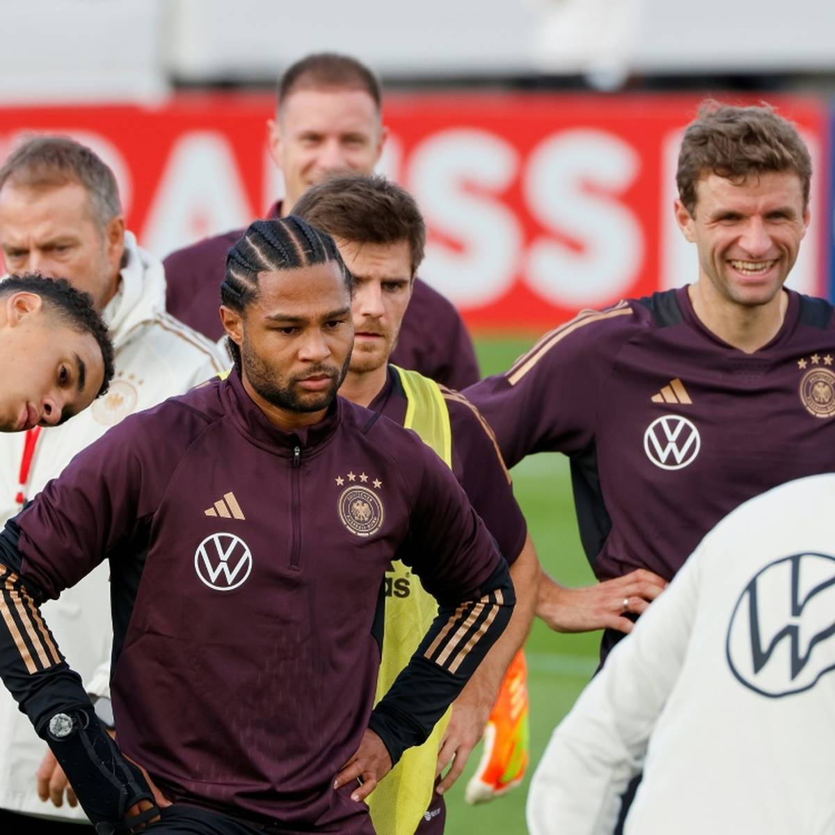 Die deutsche Nationalmannschaft hat ihr Abschlusstraining vor dem Nations-League-Spiel gegen England mit allen verbliebenen 21 Spielern absolviert.