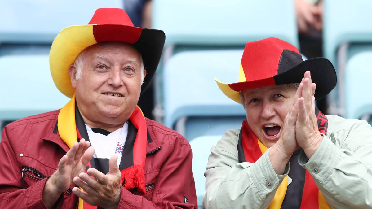 ...Hut und Schal in Schwarz-Rot-Gold...