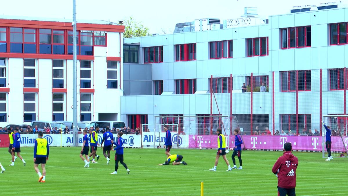 Thomas Müller verlässt vor dem Spitzenspiel gegen Borussia Dortmund den Trainingsplatz unter Schmerzen. Eine Diagnose für den Offensivspieler steht noch aus. 