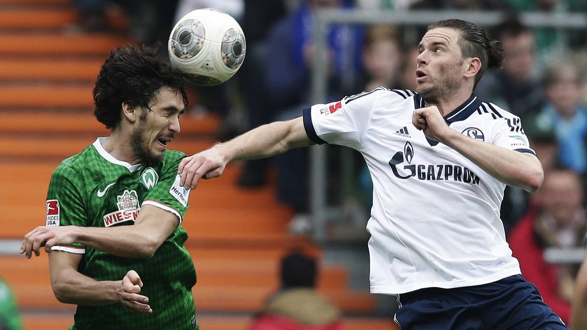 Tim Hoogland (r.) ist der erste der Liste der den umgekehrten Weg wählt. Zur Saison 2007/08 zieht es den in der Schalker Jugend ausgebildeten Rechtsverteidiger nach Mainz. Dort avanciert er sofort zum Stammspieler und steigt 2010 in die Bundesliga auf. In der Folge wird er aber immer wieder von Verletzungen zurückgeworfen, kann sich bei der Rückkehr nach Gelsenkirchen sowie in Stuttgart nicht durchsetzen und flüchtet 2014 in die Premier League zum FC Fulham. Dort ist seine Zukunft ungewiss