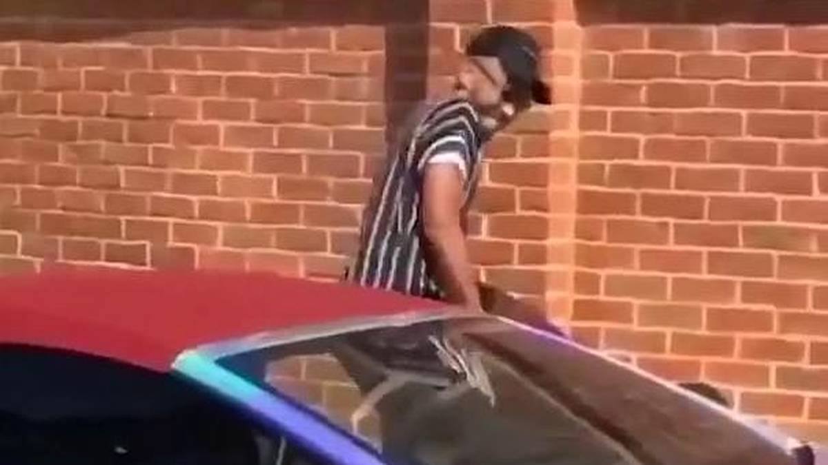 Das Besondere daran: Der Lamborghini ist bunt wie ein Regenbogen. Inzwischen besitzt der Top-Torjäger einen imposanten Fuhrpark, in dem neben dem bunten "Lambo" unter anderem auch drei Ferraris, zwei Audi R8 und einen Aston Martin stehen