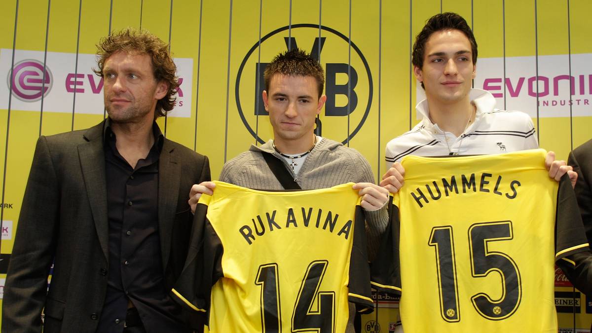 PLATZ 7 - MATS HUMMELS: Während Thomas Doll und Antonio Rukavina beim BVB längst Geschichte sind, ist der junge Mann rechts im Bild dagegen ein echter Volltreffer. Auf Leihbasis kommt Hummels 2008 vom FC Bayern, später zahlen die Dortmunder dann aus heutiger Sicht läppische 4,2 Millionen Euro Ablöse. Im Sommer 2016 geht es dann für 35 Millionen Euro zurück nach München