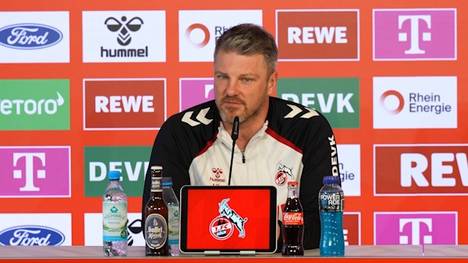 Im Vorfeld des Rheinderbys spricht Trainer Kwasniok über seine Herkunft und die bevorstehende Partie. Er richtet den Fokus voll auf das bevorstehende Spiel.