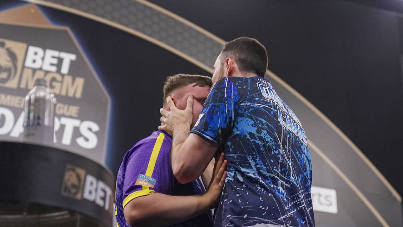 Luke Humphries gibt Luke Littler einen Kuss auf die Stirn