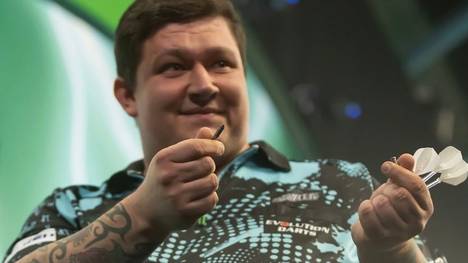 Der deutsche Debütant Kai Gotthardt sorgt bei der Darts-WM unfreiwillig für einen kuriosen Zwischenfall. TV-Experte und Ex-WM-Teilnehmer Robert Marijanovic ist fassungslos.