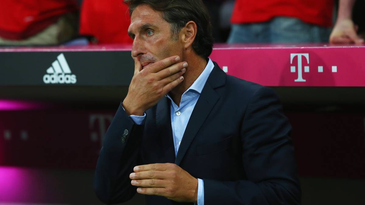 Sein HSV-Pendant Bruno Labbadia ahnt wohl schon, was gleich passiert