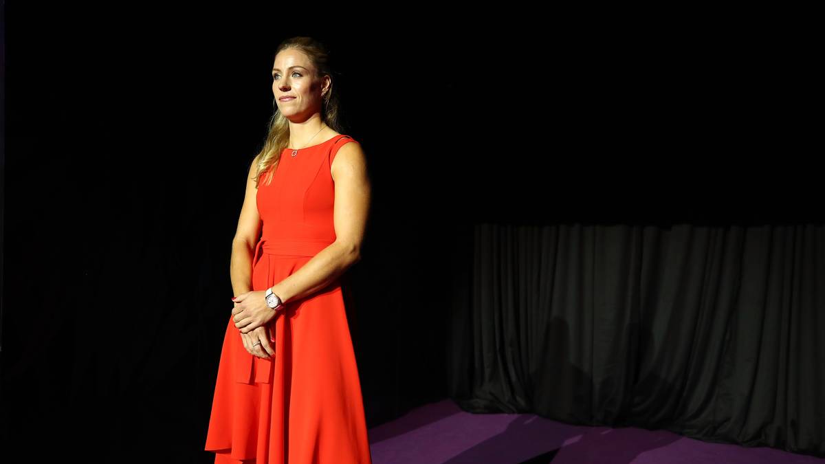 Angelique Kerber glänzt bei der Auslosung der Gruppen in einem roten Abendkleid