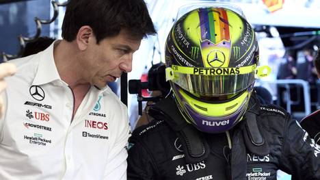 Toto Wolff (l.), hier mit Lewis Hamilton, wird Mercedes in Japan fehlen