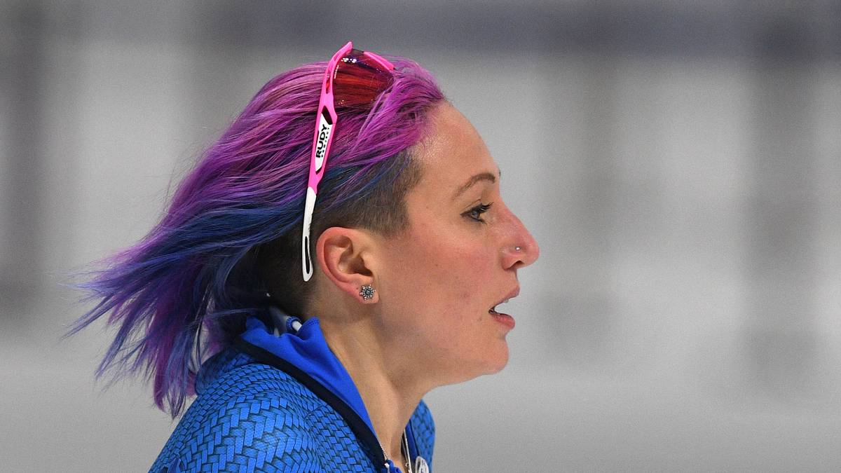 Eisschnellläuferin Francesca Lollobrigada aus Italien bringt etwas Farbe aufs Eis - eine haarige Angelegenheit