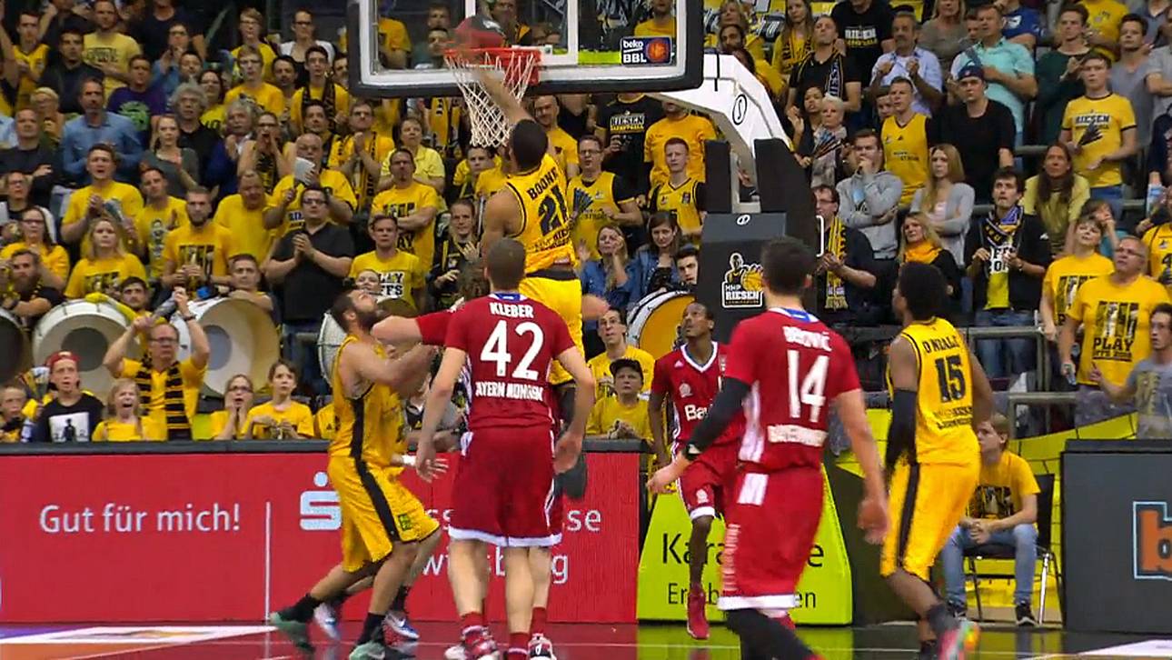 Die Szene des Anstoßes: Ludwigsburgs Jason Boone schlägt den von Alex Renfroe geworfenen Ball vom Ring