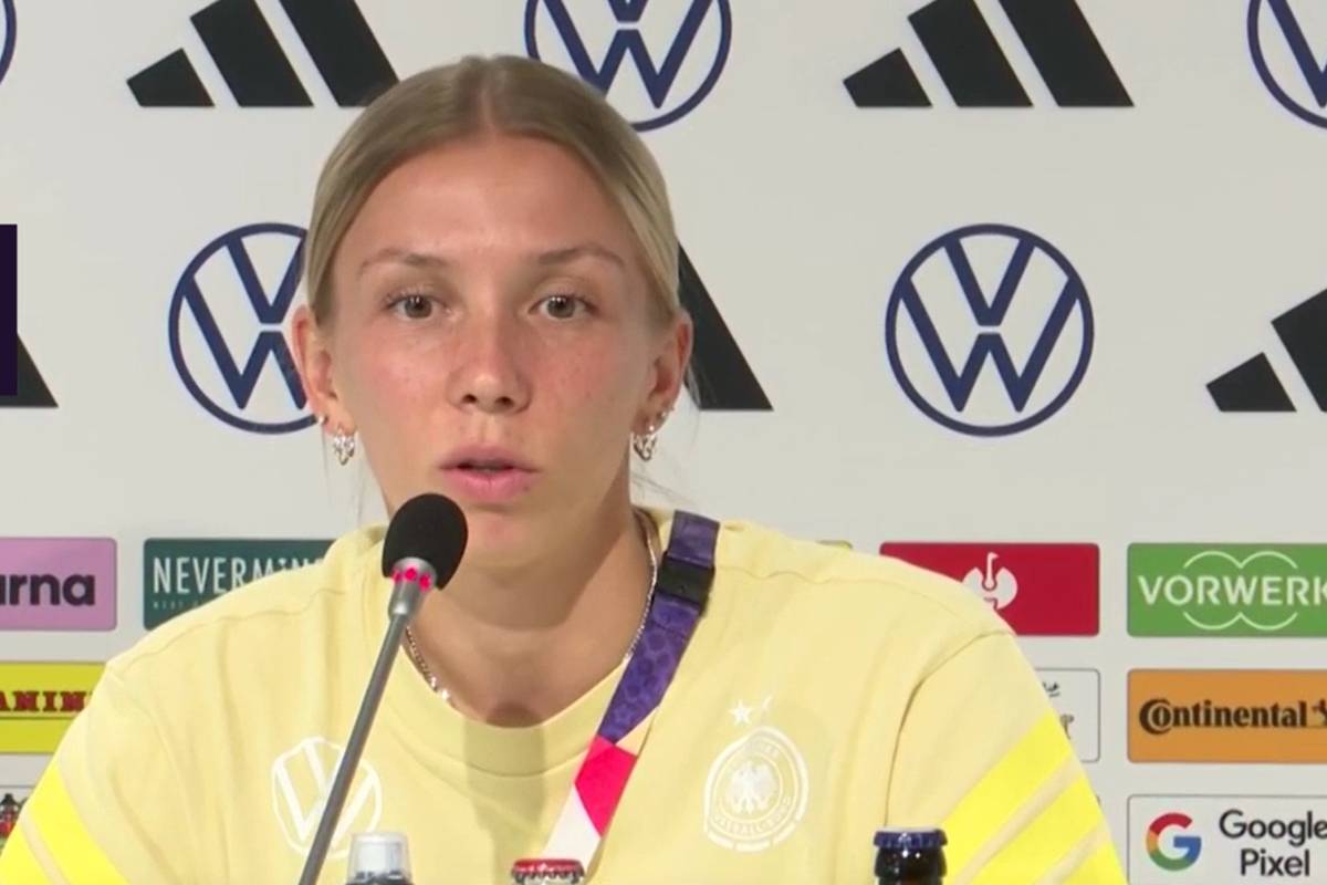 Bislang wurde die deutsche Frauennationalmannschaft von den Fans bei der EM in der Schweiz tatkräftig unterstützt. Die Spielerinnen Elisa Senß und Rebecca Knaak zeigen sich besonders glücklich.